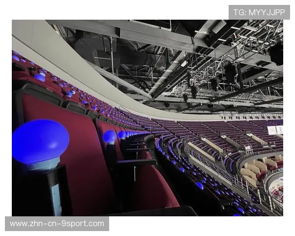 冰球球员滑到观众席拿零食吃再回场